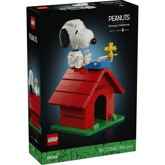 LEGO Ideas Snoopy kutyaháza (21368) elülső dobozképe, a Peanuts ikonikus szereplőivel, Snoopyval és Woodstockkal a klasszikus piros kutyaház tetején.