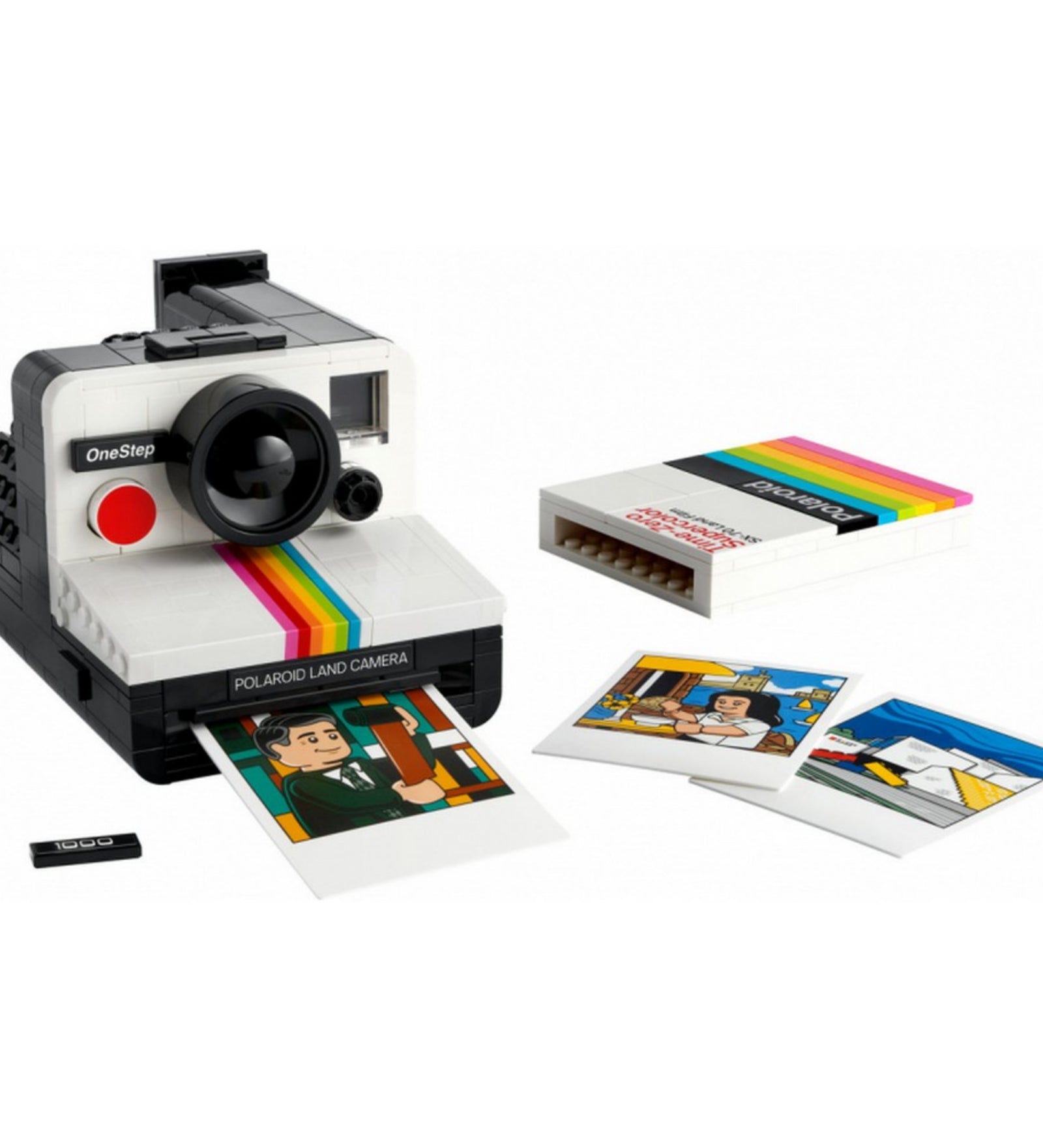 A LEGO Polaroid OneStep SX-70 fényképezőgép (21345) teljes összeépített készlete, a gép, a LEGO „filmdoboz” és három színes LEGO „fénykép” együttesen látható, fotórealisztikus beállításban.