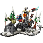 A teljes LEGO Marvel 76291 játékkészlet akció közben: Hulk emel egy sziklát, Vasember repül, Amerika Kapitány motoron, Thor villámot szór, miközben Hydra katonák támadnak a havas díszletben.