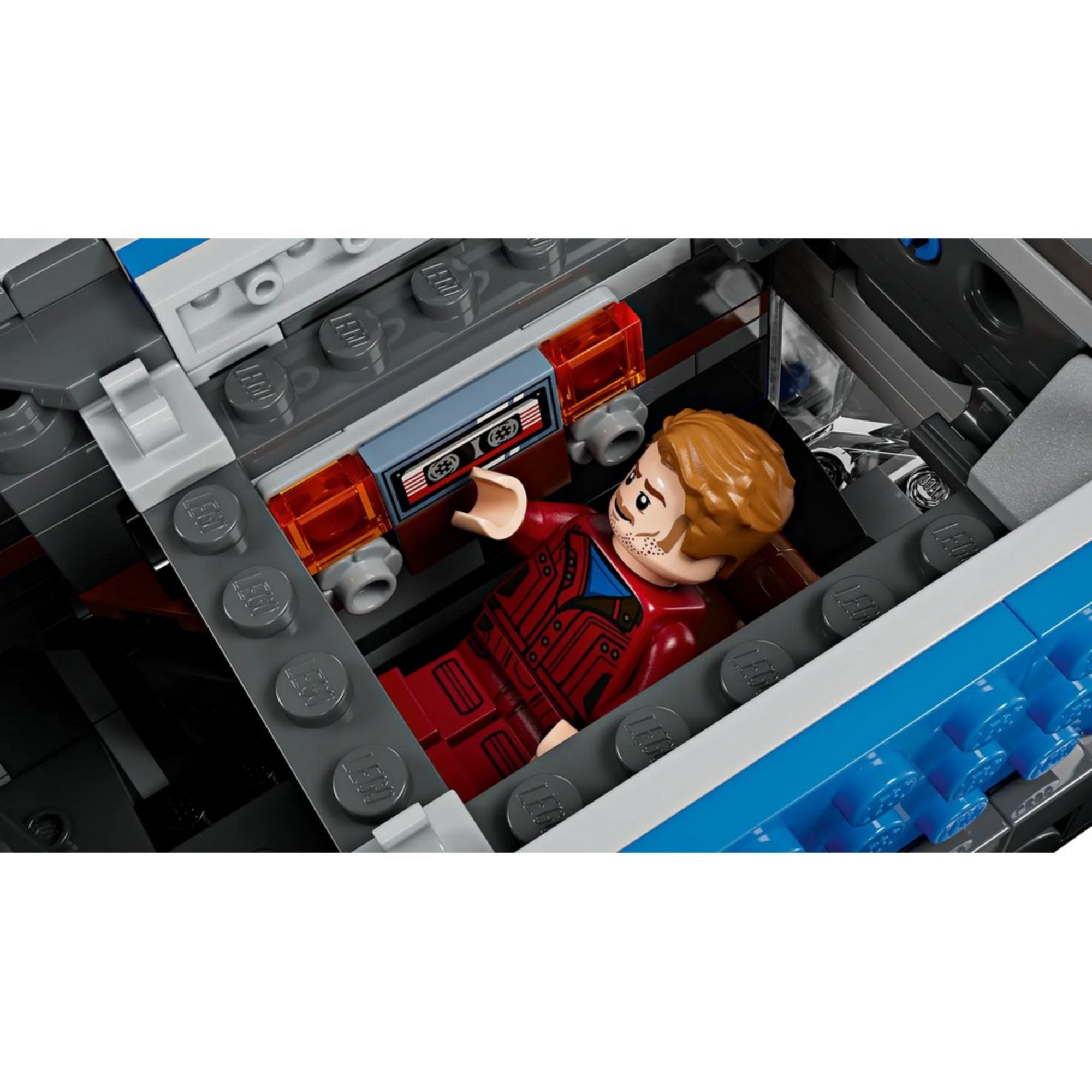 A LEGO Star-Lord minifigura külön bemutatva, két sugárvetővel és ikonikus sisakjával, semleges háttér előtt.