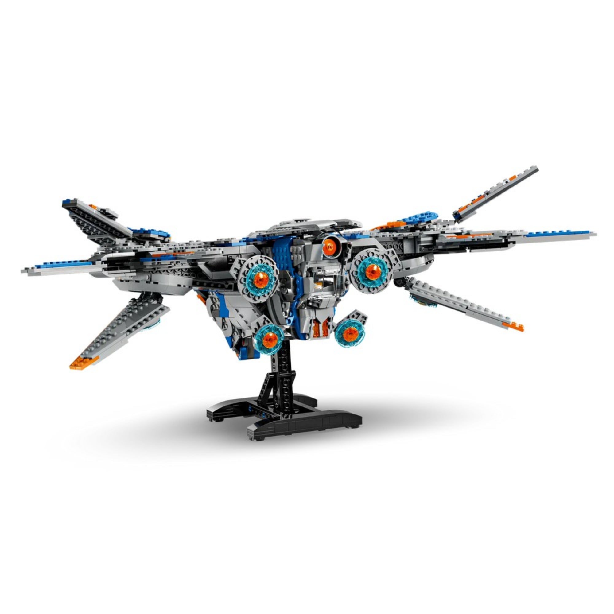 A LEGO Milano űrhajó hátulnézete, jól látható hajtóművekkel és részletes hátsó panelkialakítással, világos háttérrel.