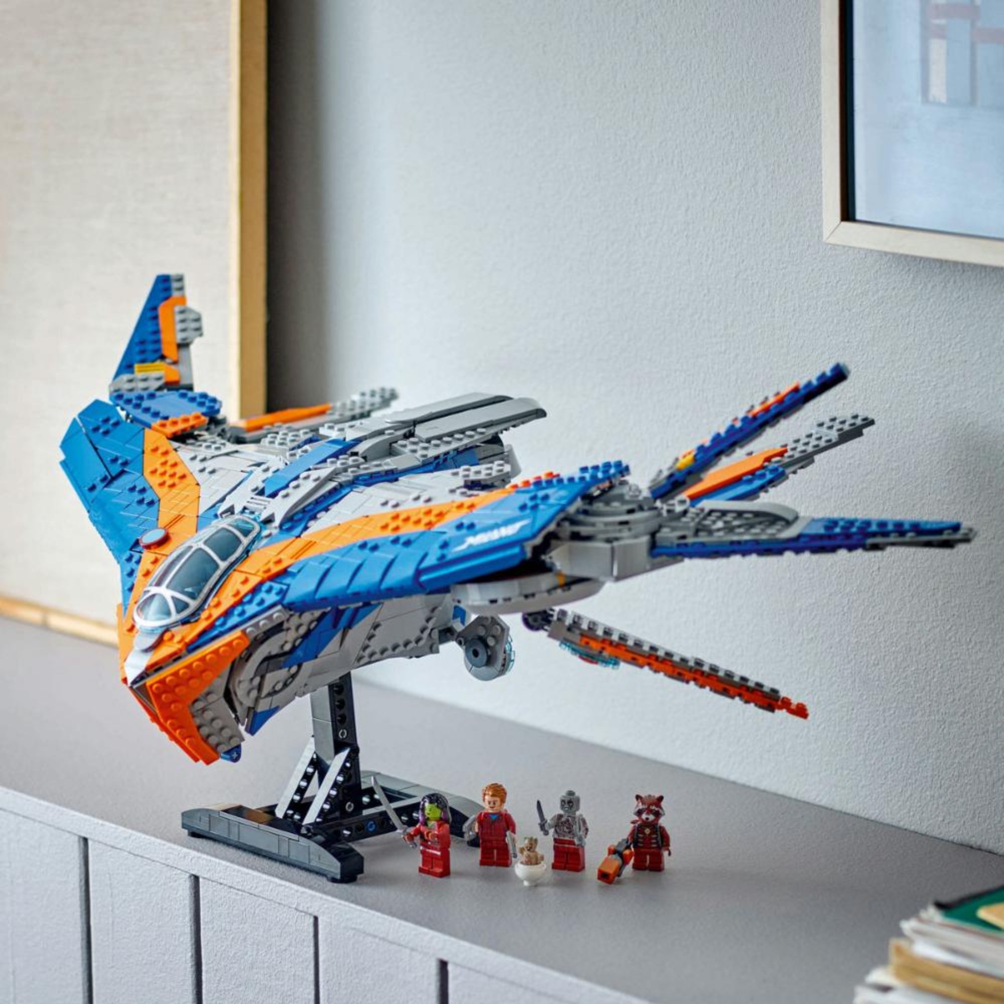 A LEGO Marvel Milano (76286) űrhajó kiállítva, díszállványra helyezve, teljesen megépítve, háttérben szürke alapon, részletes külső panelekkel és áttetsző elemekkel.