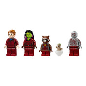 A LEGO Marvel Milano (76286) készlethez tartozó minifigurák – Star-Lord, Groot, Rocket, Mantis és Drax – felsorakoztatva kiegészítőikkel, fehér háttér előtt.