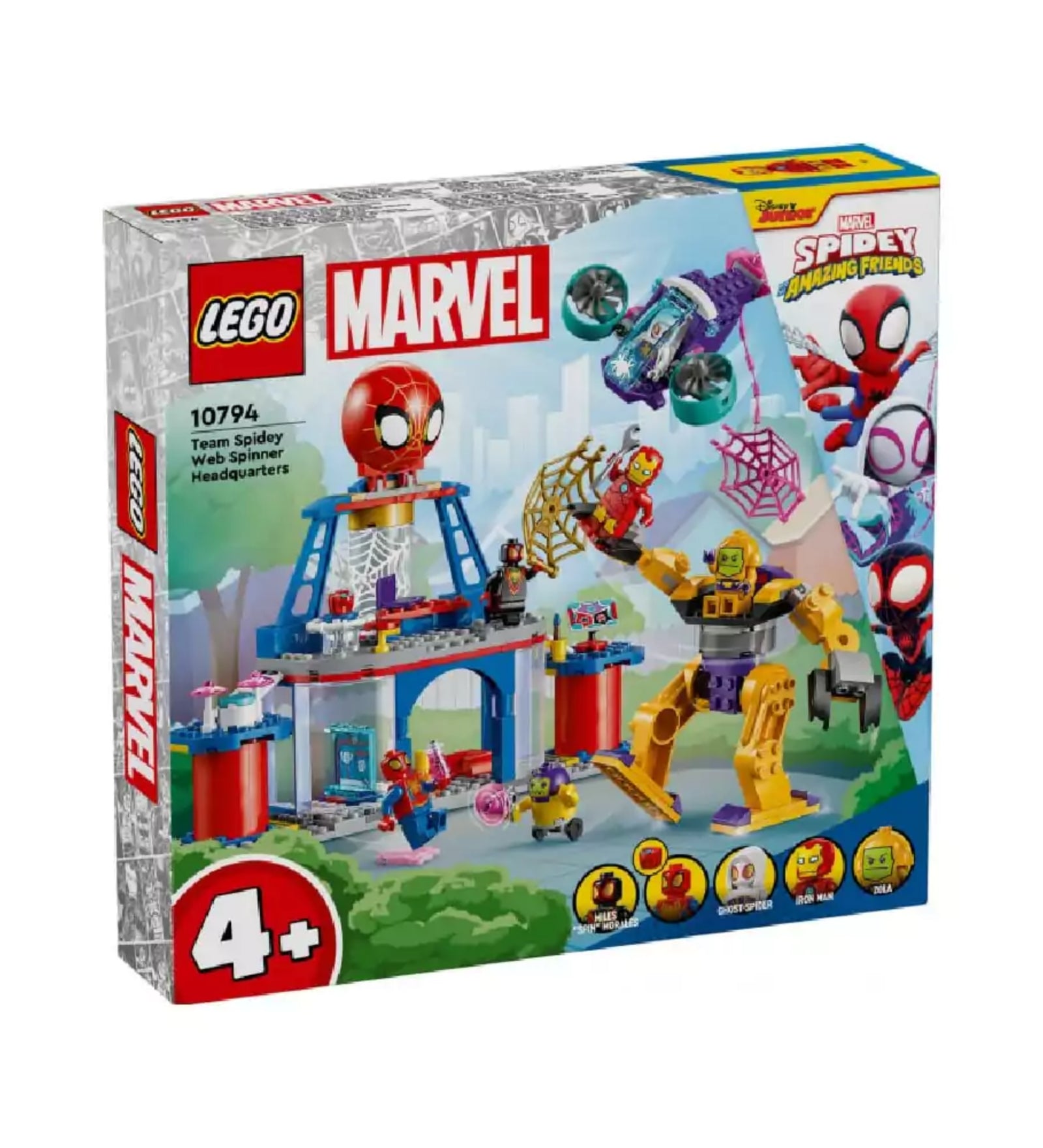 A LEGO Marvel 10794-es készlet doboza, rajta a teljes jelenet bemutatása a Pókcsapat főhadiszállásával, szuperhősökkel és Zola robotjával; bal alsó sarokban a 4+ életkori ajánlás, jobb alsó sarokban a karakterek ikonjaival.