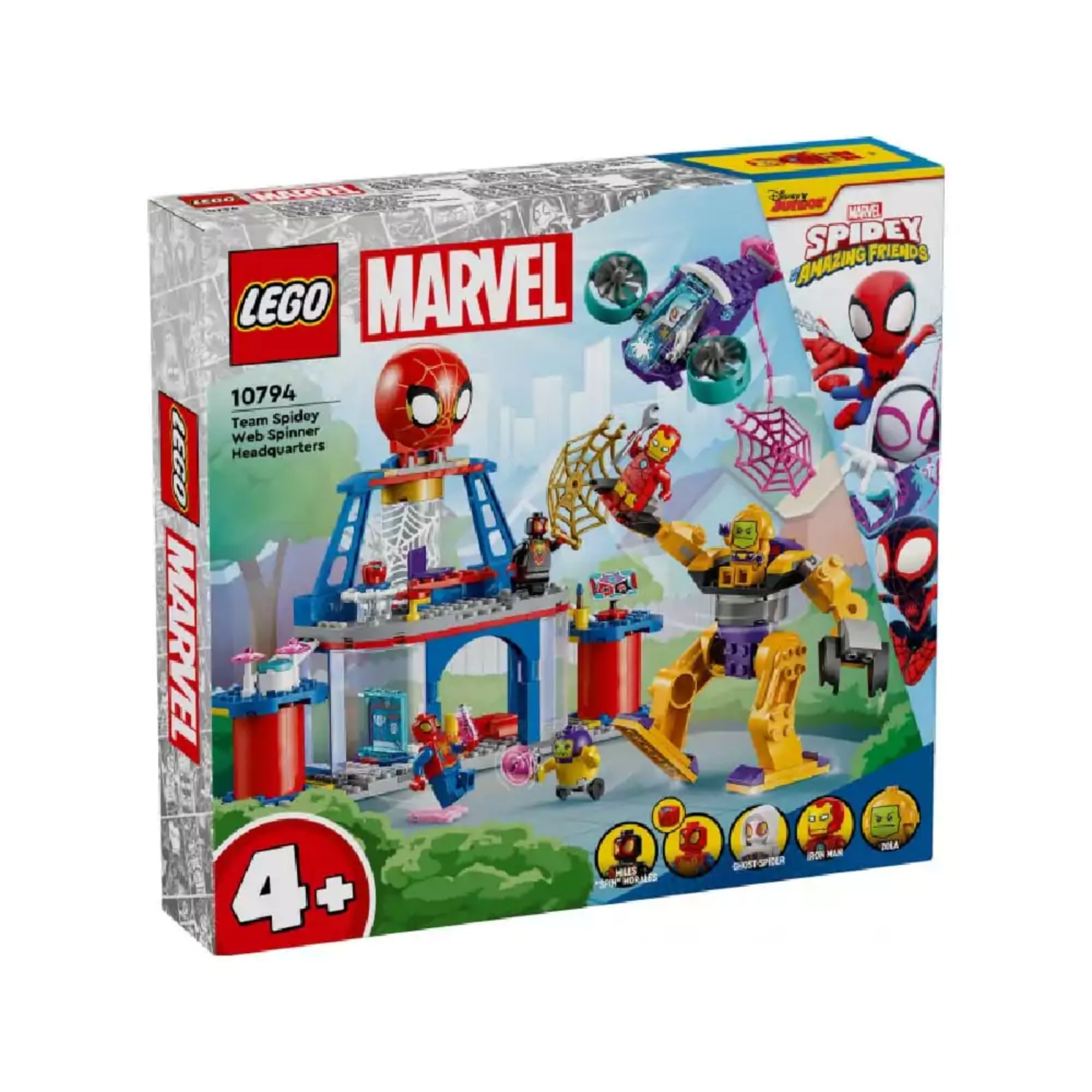 A LEGO Marvel 10794-es készlet doboza, rajta a teljes jelenet bemutatása a Pókcsapat főhadiszállásával, szuperhősökkel és Zola robotjával; bal alsó sarokban a 4+ életkori ajánlás, jobb alsó sarokban a karakterek ikonjaival.