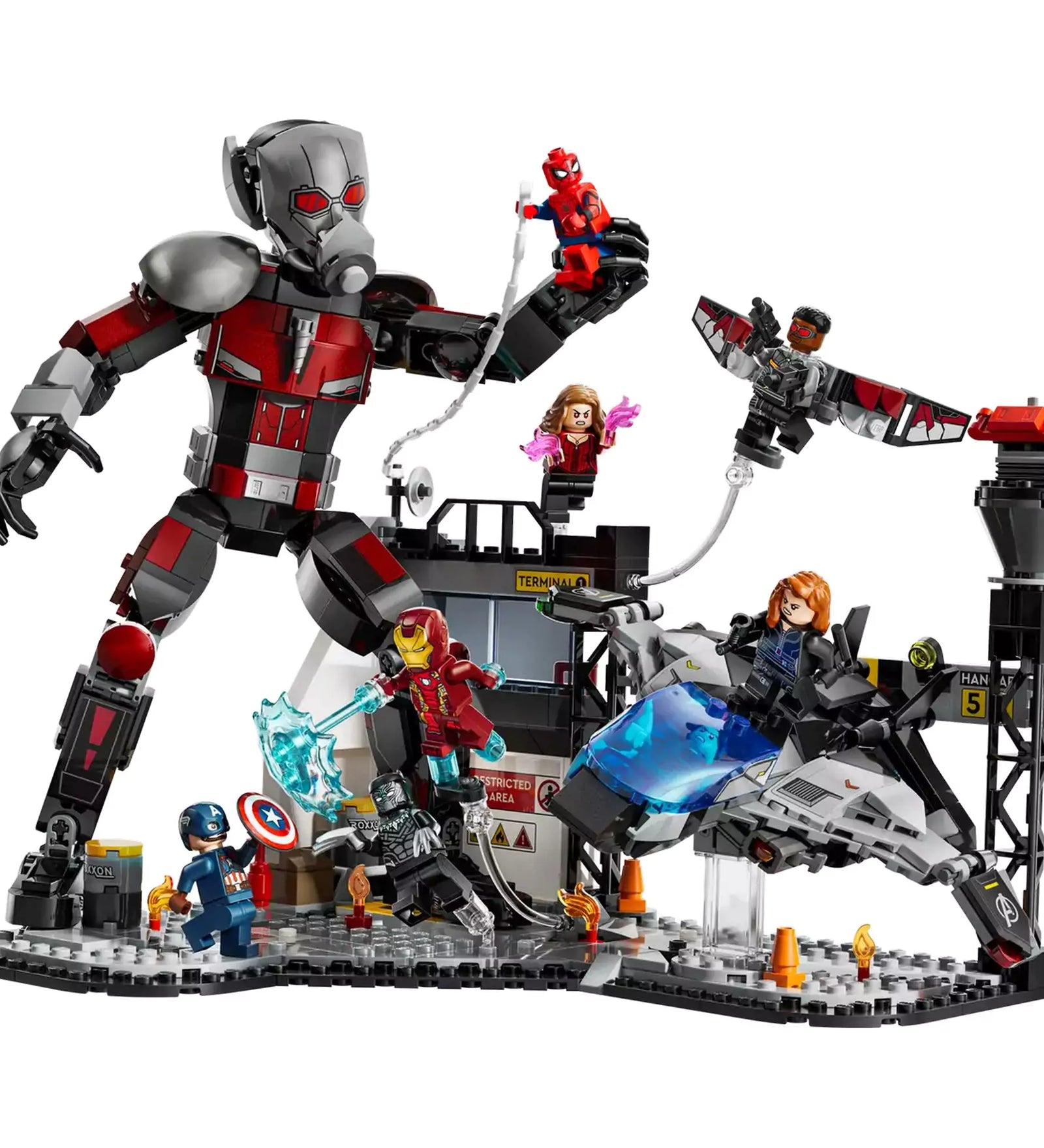 Közelebbi nézet a LEGO Marvel Amerika Kapitány: Polgárháború csatajelenet szett épített jelenetéről, tele akciódús elemekkel és hősökkel.