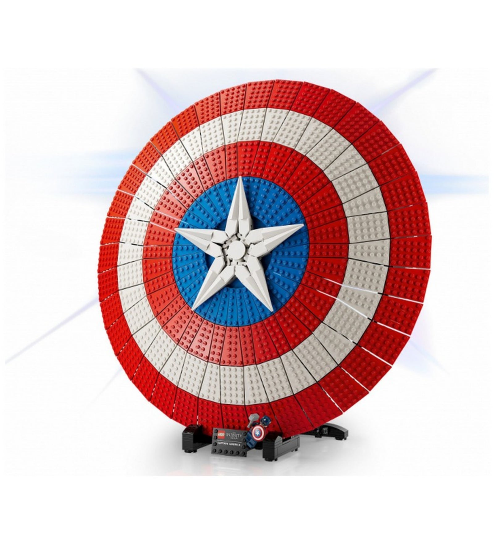 LEGO Marvel Amerika Kapitány pajzsa (76262) elölről fotózva, függőleges pozícióban, csillogó háttérrel, minifigurával és bemutató táblával az állványon