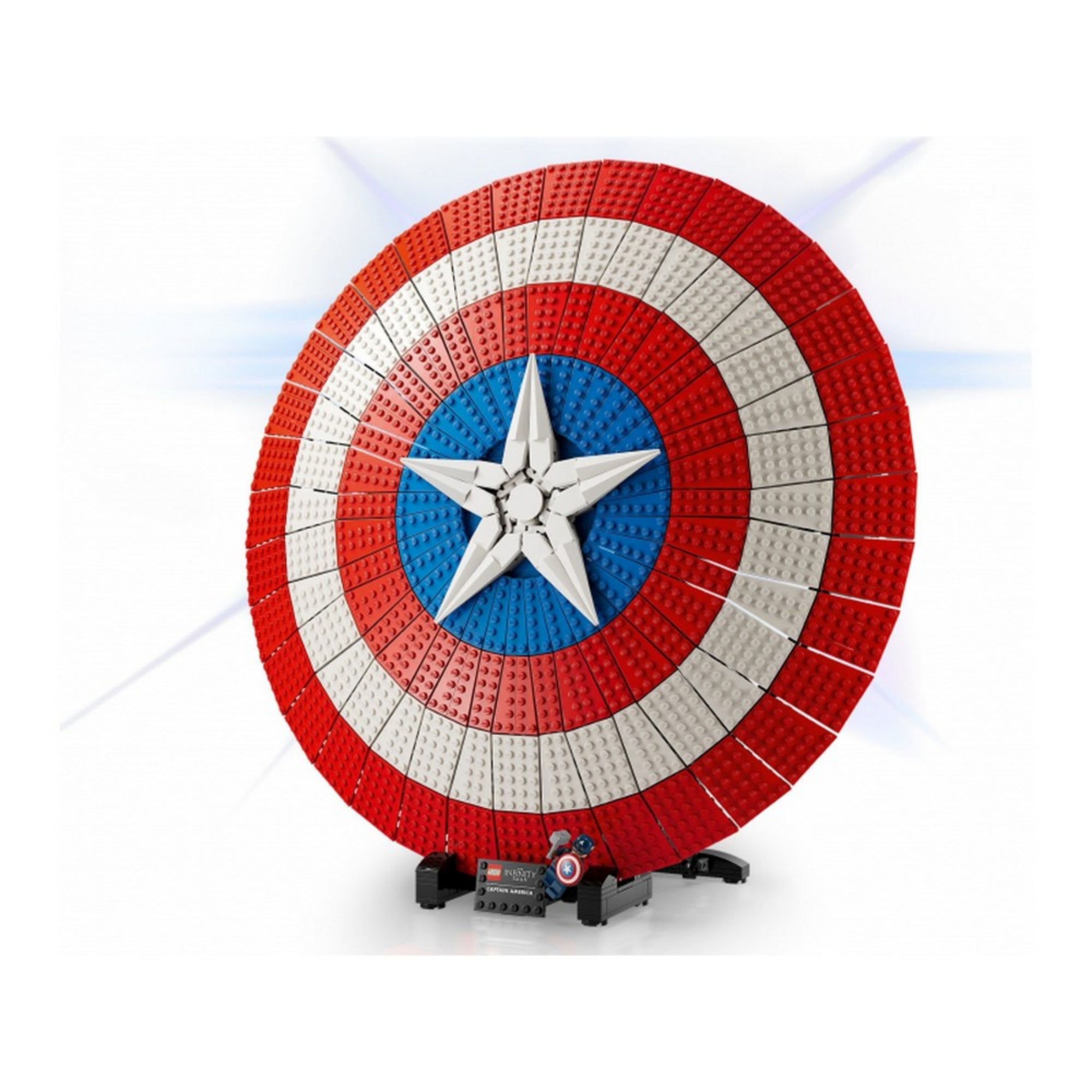 LEGO Marvel Amerika Kapitány pajzsa (76262) elölről fotózva, függőleges pozícióban, csillogó háttérrel, minifigurával és bemutató táblával az állványon