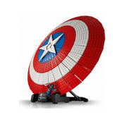 LEGO Marvel Amerika Kapitány pajzsa (76262) megépítve és döntve kiállítva, piros-fehér-kék körmintával, fekete állványon, minifigurával és névtáblával