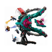Jelenet a LEGO Marvel Az új Őrzők hajója (76255) készlettel, ahol a minifigurák csatát vívnak az űrhajó körül különféle kiegészítőkkel.