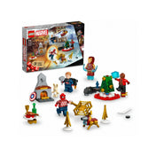 A LEGO Marvel Bosszúállók adventi naptár (76267) doboza és az összes kibontott tartozék, köztük Vasember, Amerika Kapitány, Pókember, egy kandalló, karácsonyfa és ünnepi építmények.