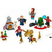 A LEGO Marvel Bosszúállók adventi naptár (76267) összes eleme külön elrendezve, köztük szuperhős minifigurák, karácsonyi dekorációk, egy kiskandalló, ételek és más ünnepi kiegészítők.