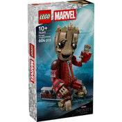 LEGO Marvel Ravager Jumpsuit Groot 76341 készlet előlapja, mosolygó Groot karakterrel piros Ravager ruhában, 604 darabos építőszettel, Infinity Saga felirattal