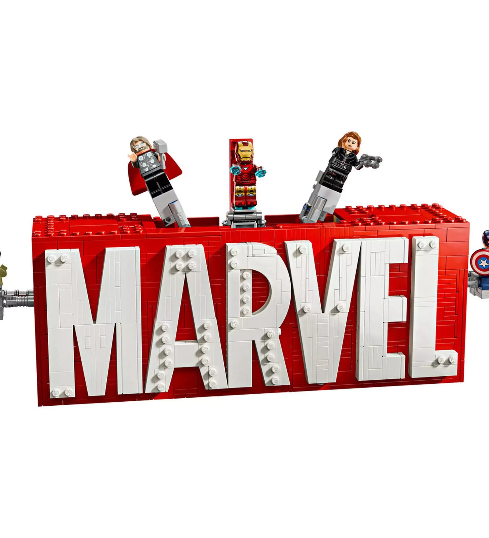 Közelkép a LEGO Marvel MARVEL logó és minifigurák (76313) szettről, a híres piros-fehér logó kiemelt részleteivel.
