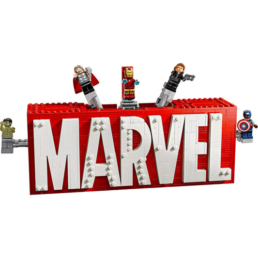 Közelkép a LEGO Marvel MARVEL logó és minifigurák (76313) szettről, a híres piros-fehér logó kiemelt részleteivel.