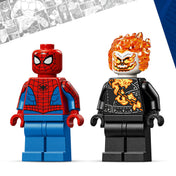 LEGO Marvel Spider-Man vs. Ghost Rider Motorcycle (76335) – Spider-Man és Ghost Rider minifigurák közelről, részletes arcfestéssel és lángoló fejjel.