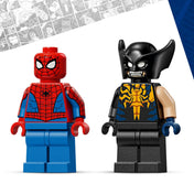 LEGO Marvel Spider-Man Car vs. Venomized Wolverine (76336) – Spider-Man és Venomizált Wolverine minifigurák közelről, részletes arcmintázattal.