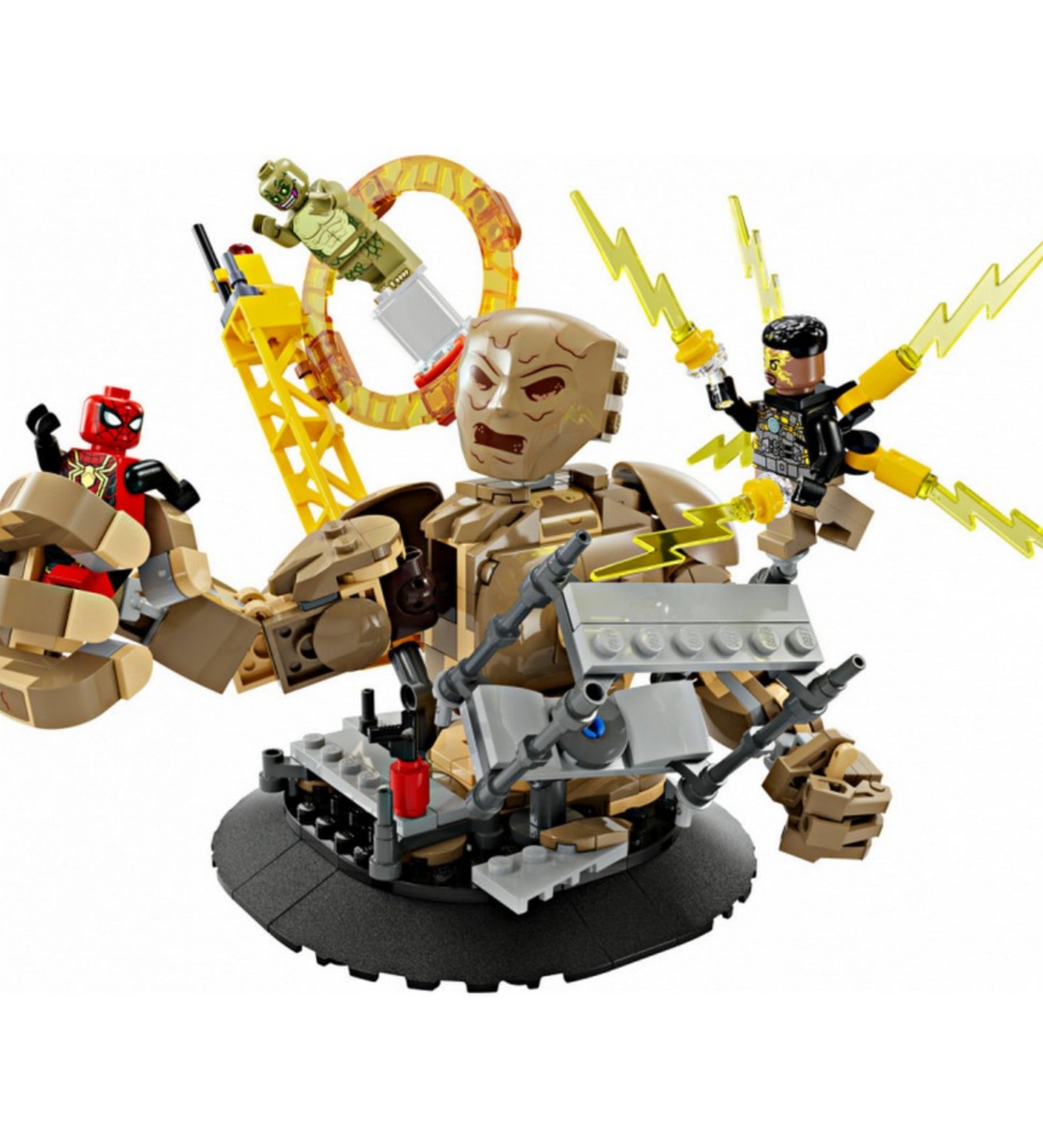 LEGO Marvel 76280 készlet, amelyen Homokember hatalmas, homokból épített figurája pózol, a bal kezében Pókember minifigurát tartva. Körülötte látható még Electro sárga villámokkal, valamint a Lizard, aki a portálon keresztül érkezik. A dioráma tartalmaz egy kör alakú talapzatot, fémrács elemeket és egy sárga építményt is.