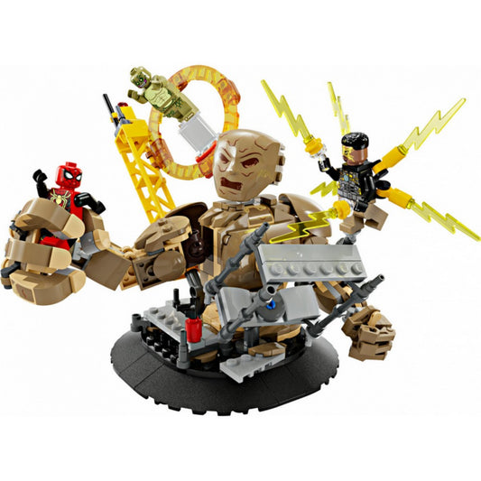 LEGO Marvel 76280 készlet, amelyen Homokember hatalmas, homokból épített figurája pózol, a bal kezében Pókember minifigurát tartva. Körülötte látható még Electro sárga villámokkal, valamint a Lizard, aki a portálon keresztül érkezik. A dioráma tartalmaz egy kör alakú talapzatot, fémrács elemeket és egy sárga építményt is.