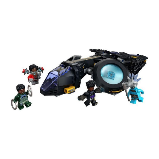 A LEGO Marvel Shuri laborja (76212) teljesen felépített készlete: laborháttér célponttal és világoskék panelekkel, két arany koronggal ellátott korongvető, kisméretű fekete jármű, valamint Shuri és Fekete Párduc minifigurák, illetve egy díszes lándzsa állvánnyal.