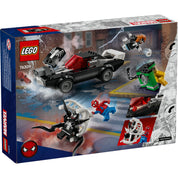 A LEGO Marvel doboza, amely Pókembert és Venomet ábrázolja egy izgalmas küzdelemben, ahol Pókember egy repülő szörfdeszkán van, míg Venom egy robosztus izomautót vezet.