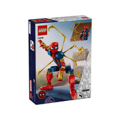 A LEGO Marvel Vas Pókember építőfigura (76298) dobozának hátoldala, amely különböző pózolási lehetőségeket és a figura részleteit mutatja.