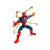 A LEGO Marvel Vas Pókember (76298) teljesen összerakott építőfigurája harci pózban, kinyújtott karokkal és négy arany póklábbal.