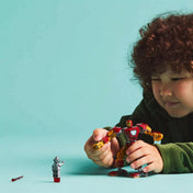Egy kisfiú játék közben a LEGO Marvel Vasember robottal (76307) és az Ultron minifigurával, epikus küzdelmet szimulálva.