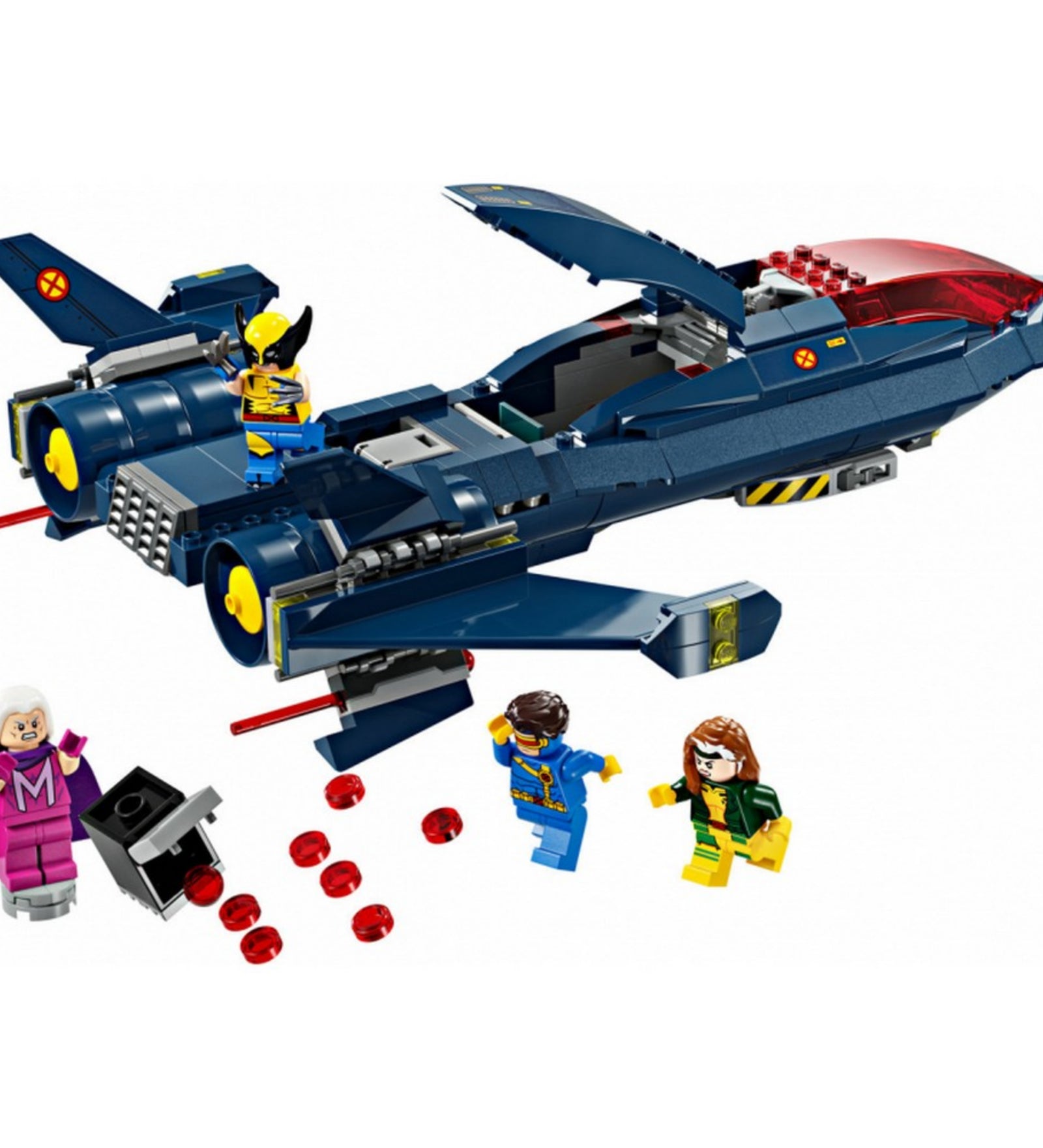 Részletes kép a LEGO Marvel X-Men X-Jet (76281) teljes készletéről, amelyen a sötétkék repülőgép nyitott pilótafülkéje és hátsó rakodóterülete látható. A repülő körül Cyclops, Magneto, Rogue és Wolverine minifigurák helyezkednek el, piros energiagolyók és tartozékok szóródnak ki egy fekete ládából, utalva az akciójelenetre.