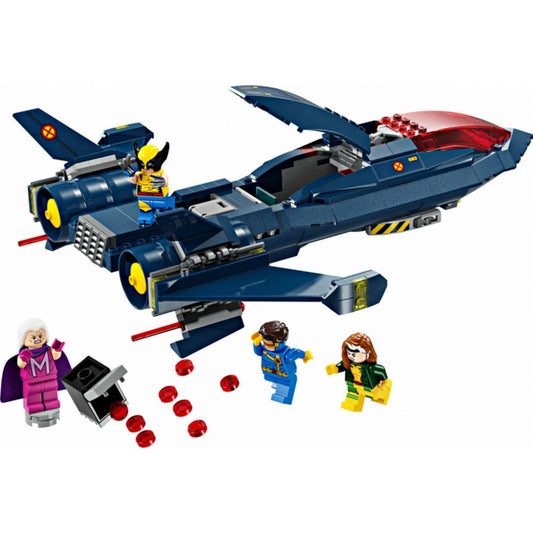 Részletes kép a LEGO Marvel X-Men X-Jet (76281) teljes készletéről, amelyen a sötétkék repülőgép nyitott pilótafülkéje és hátsó rakodóterülete látható. A repülő körül Cyclops, Magneto, Rogue és Wolverine minifigurák helyezkednek el, piros energiagolyók és tartozékok szóródnak ki egy fekete ládából, utalva az akciójelenetre.