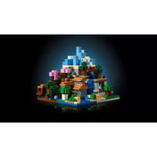 A LEGO Minecraft készlet belső Minecraft tájképe önállóan, a kocka keret nélkül, színes domborzattal, fák, víz, hófödte hegyek és karakterek részleteivel.