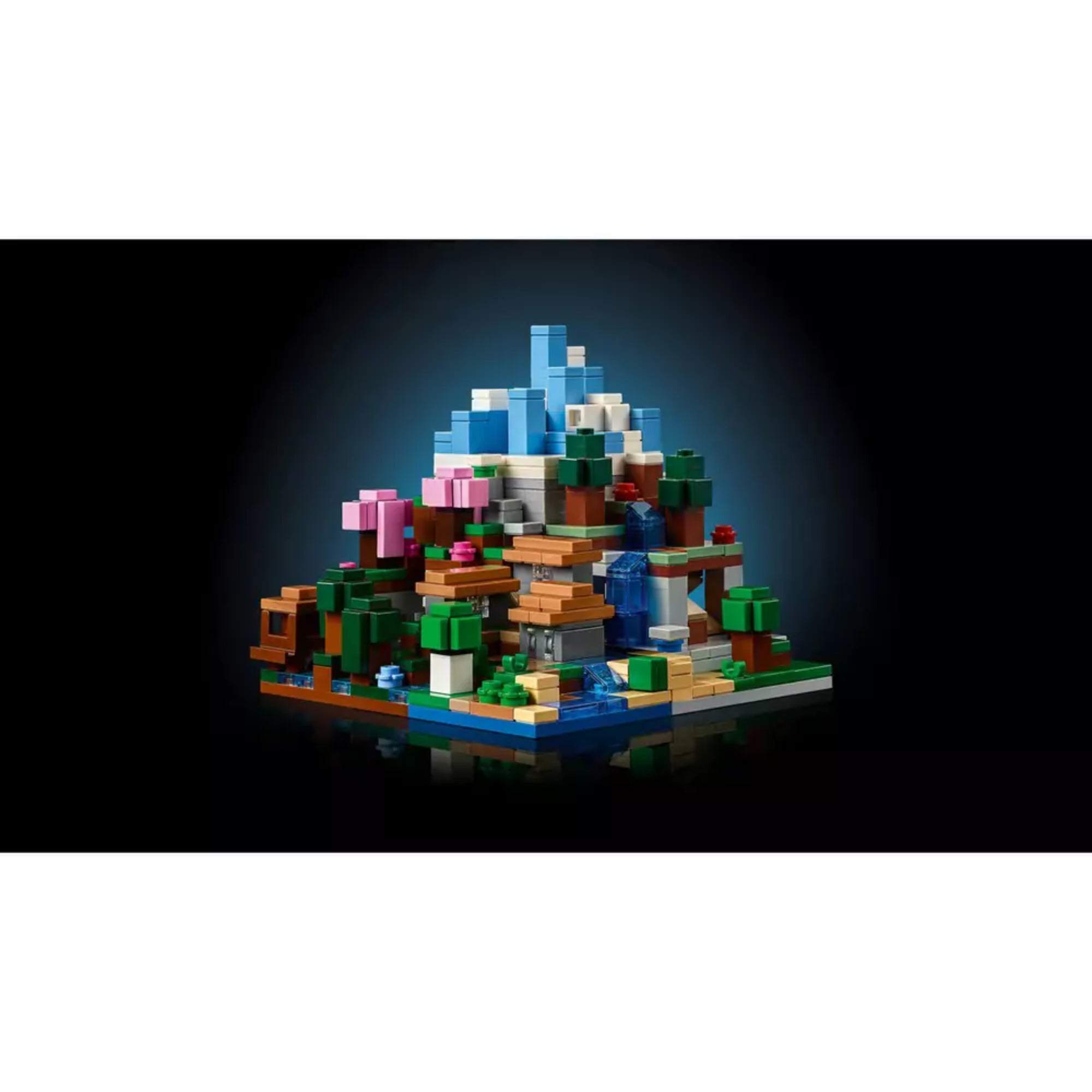 A LEGO Minecraft készlet belső Minecraft tájképe önállóan, a kocka keret nélkül, színes domborzattal, fák, víz, hófödte hegyek és karakterek részleteivel.