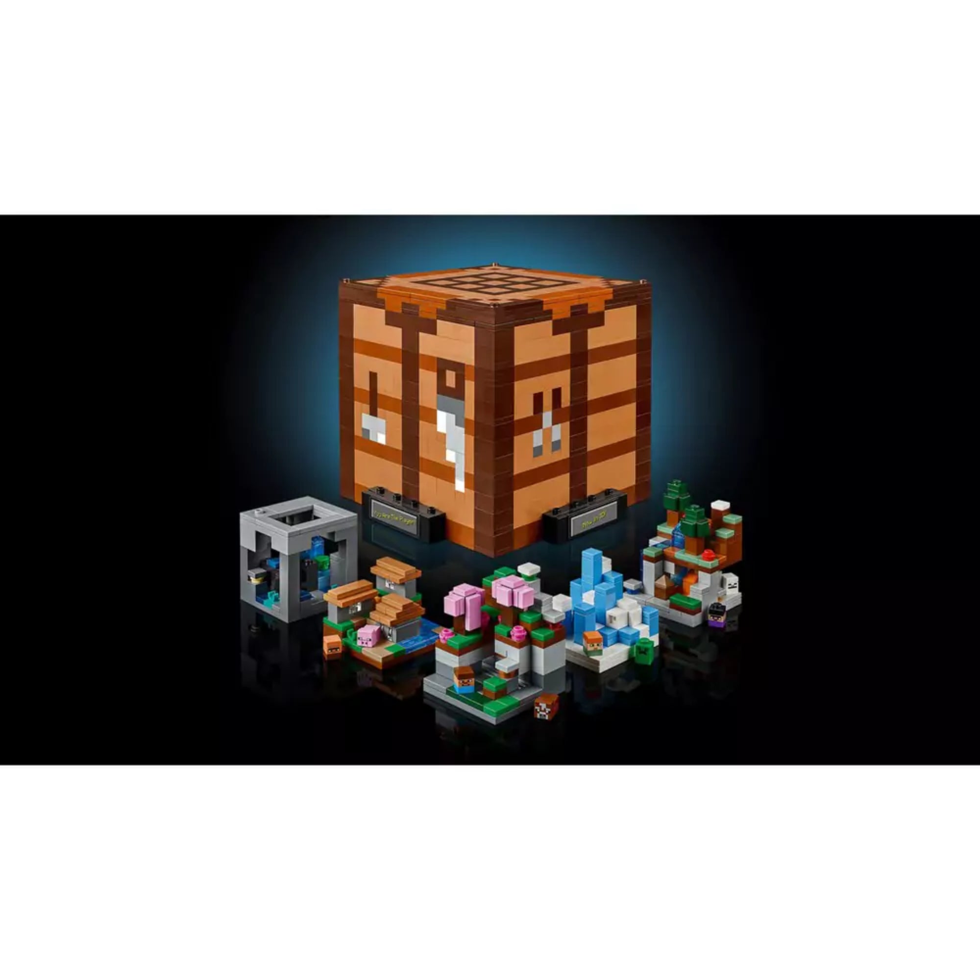 A LEGO Minecraft barkácsasztal szett hátulnézeti képe, a zárt crafting cube dizájnnal és az előtte elhelyezett különálló miniatűr biome modulokkal és karakterekkel.