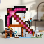 A LEGO Minecraft 21277 szett részletes, játék közben elhelyezett fotója, amelyen a karakterek ércet bányásznak, pókot kerülgetnek, miközben a csillét és a TNT-t is akcióba hozzák.