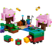 LEGO Minecraft A cseresznyevirágos kert (21260) készlet teljes jelenete összeállítva, rózsaszín fákkal, zöld-piros disznóval, karakterekkel, zombival és méhekkel.