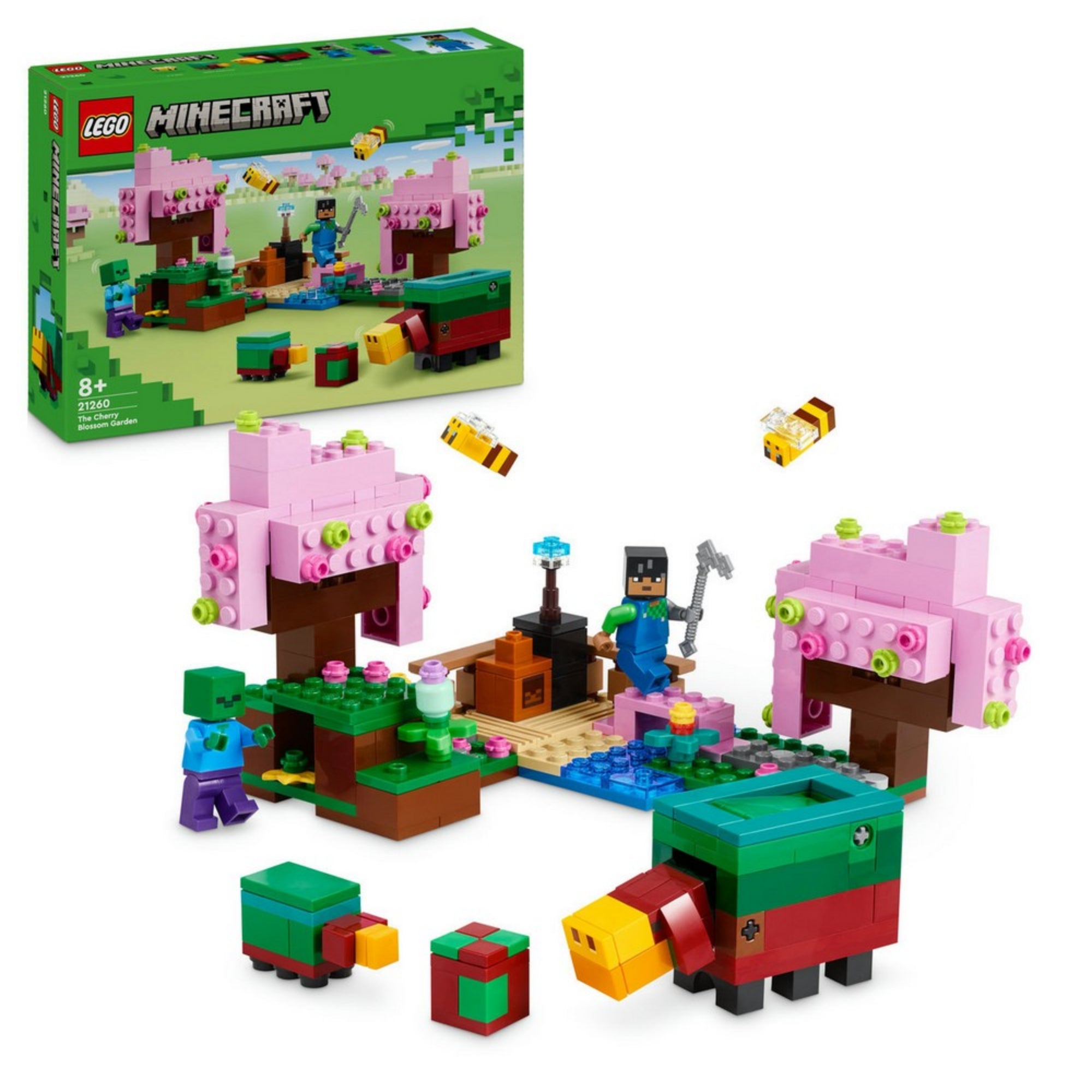 LEGO Minecraft A cseresznyevirágos kert (21260) doboza és teljes készlete egy képen, felépített játéktérrel, figurákkal és rózsaszín cseresznyefa elemekkel kiegészítve.