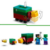 LEGO Minecraft A cseresznyevirágos kert (21260) figurák közelről: méh, malac, játékos és zombi figura, valamint egy szerelhető disznó mozgatható fejjel és testtel.