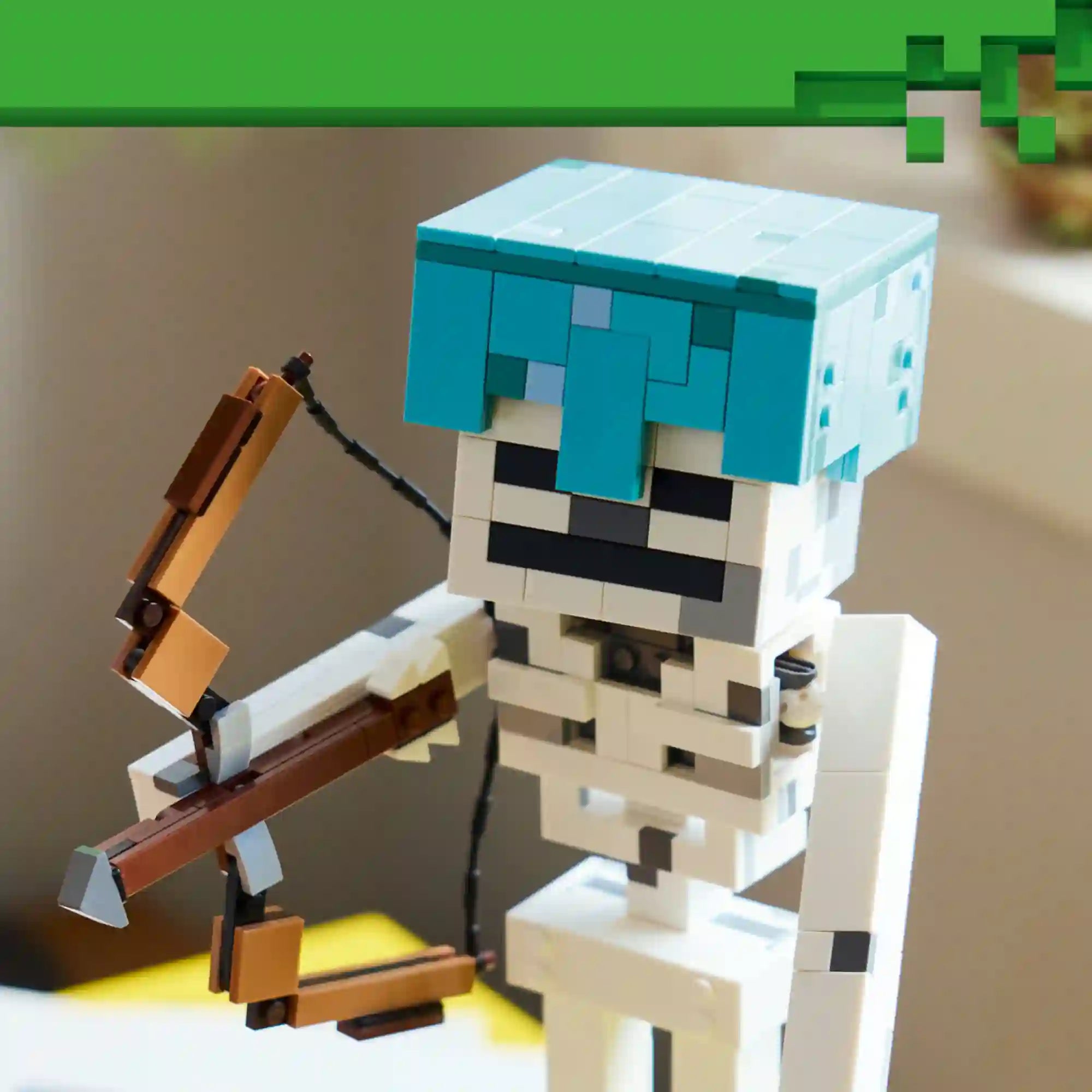 LEGO Minecraft: A csontváz 21594, 502 darabos lego csontváz megépített változata. Nyíllal a kezében. 