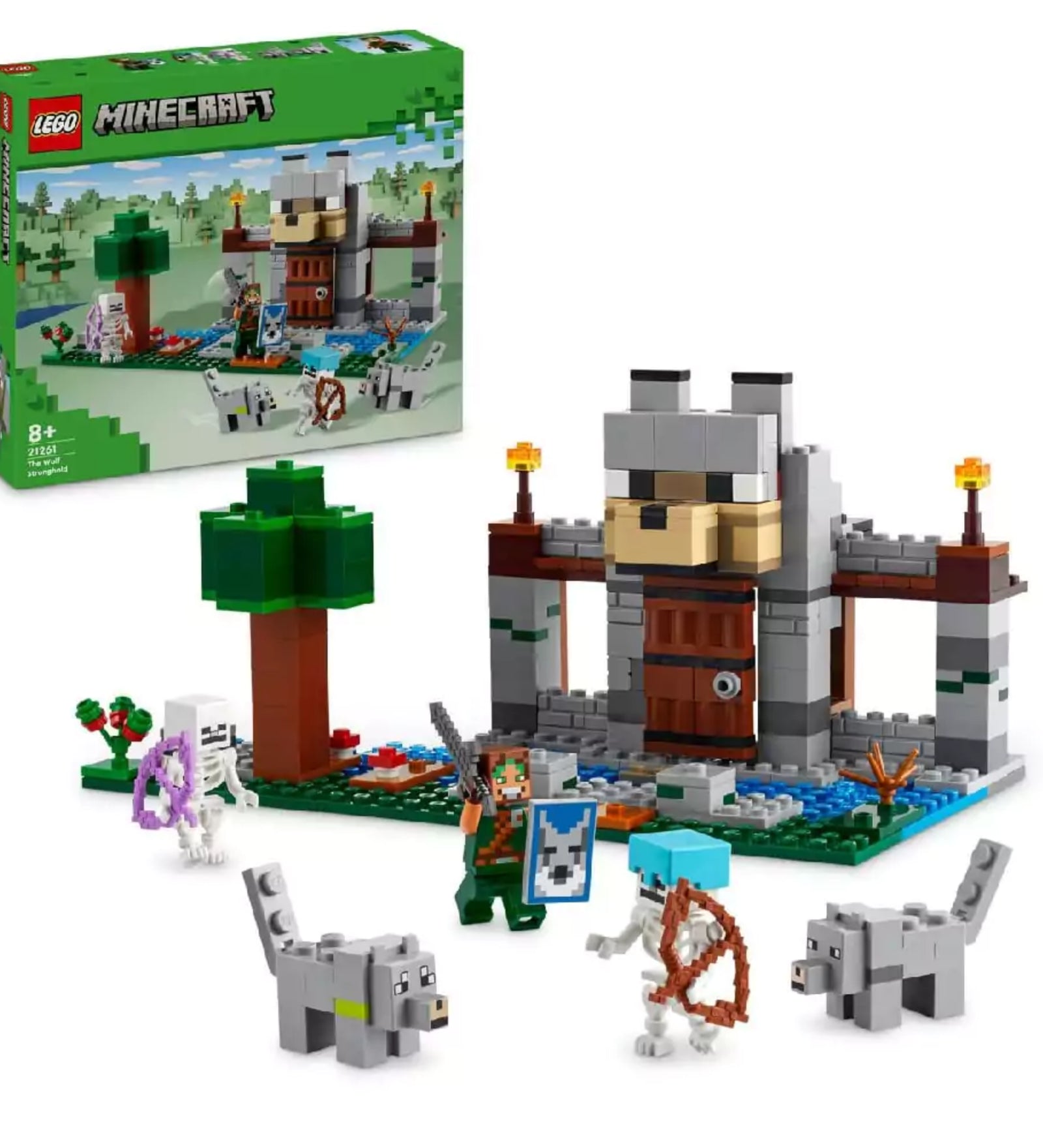 LEGO Minecraft A farkas erődítmény (21261) doboza és a mellette felépített készlet, amelyen látható a farkasfejet ábrázoló kapu, karakterek és fák egy Minecraft stílusú tájon.