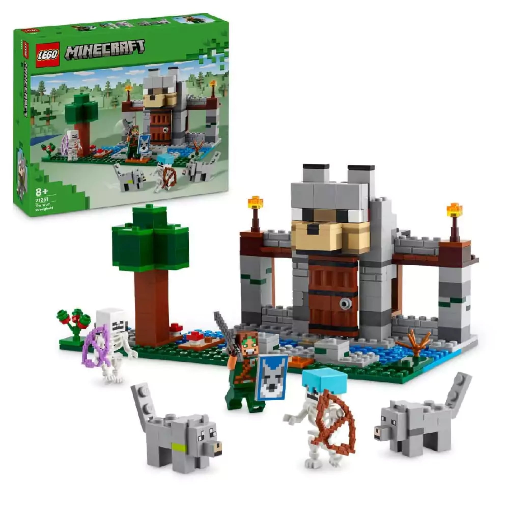 LEGO Minecraft A farkas erődítmény (21261) doboza és a mellette felépített készlet, amelyen látható a farkasfejet ábrázoló kapu, karakterek és fák egy Minecraft stílusú tájon.