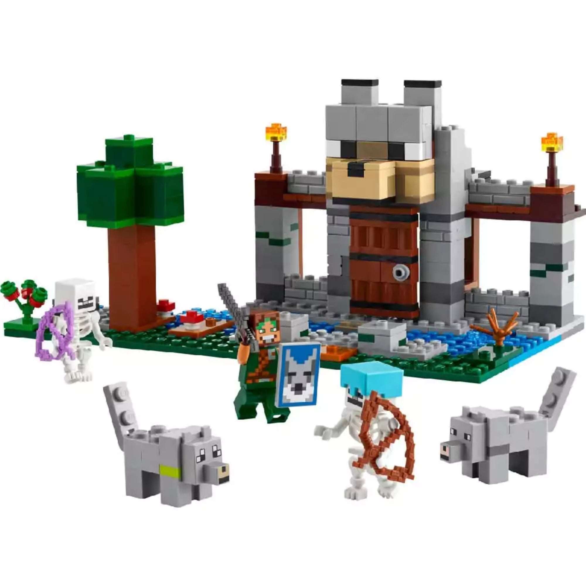 Teljes LEGO Minecraft A farkas erődítmény (21261) készlet összeállítva, farkasfej alakú kapuval, fáklyákkal, fából épített fafigurával, csontvázakkal, két szürke farkassal, zöld ruhás harcossal és kiegészítőkkel egy zöld mezőn.