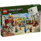 Ez a kép a LEGO Minecraft A szellemléghajó és falutámadás (21273) készlet dobozát mutatja be. A készlet 555 darabból áll, és egy izgalmas jelenetet ábrázol, ahol a szellemléghajó támadást indít a falura. A dobozon láthatók a Minecraft világából ismert karakterek, köztük Steve, Natalie, Dawn, vasgólem, falusiak és malackák, valamint egy hatalmas szellem, amely korongvető funkcióval támad. A faluban piaci standok, egy robbanó szökőkút és egy étterem található, amelynek tetején egy tojást tojó csirke helyezked