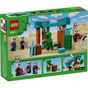 A LEGO Minecraft Illager Sivatagi Járőr 21267 készlet dobozának hátoldala, amely részletesen bemutatja a készlet tartalmát, beleértve a funkciókat és a játékelemeket, mint például a rakétaindító mechanizmust, a különböző fegyvereket és a kincset rejtegető hordót.
