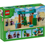 A LEGO Minecraft Illager Sivatagi Járőr 21267 készlet dobozának hátoldala, amely részletesen bemutatja a készlet tartalmát, beleértve a funkciókat és a játékelemeket, mint például a rakétaindító mechanizmust, a különböző fegyvereket és a kincset rejtegető hordót.