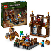 A LEGO Minecraft Erdőbirtok Harci Aréna (21272) doboza és az összeépített készlet, amely tartalmaz egy interaktív harci ringet, egy emelvényt, valamint Steve, Garrett, Henry, egy bébi zombi, egy csirke lovas és egy vaddisznó figuráját.
