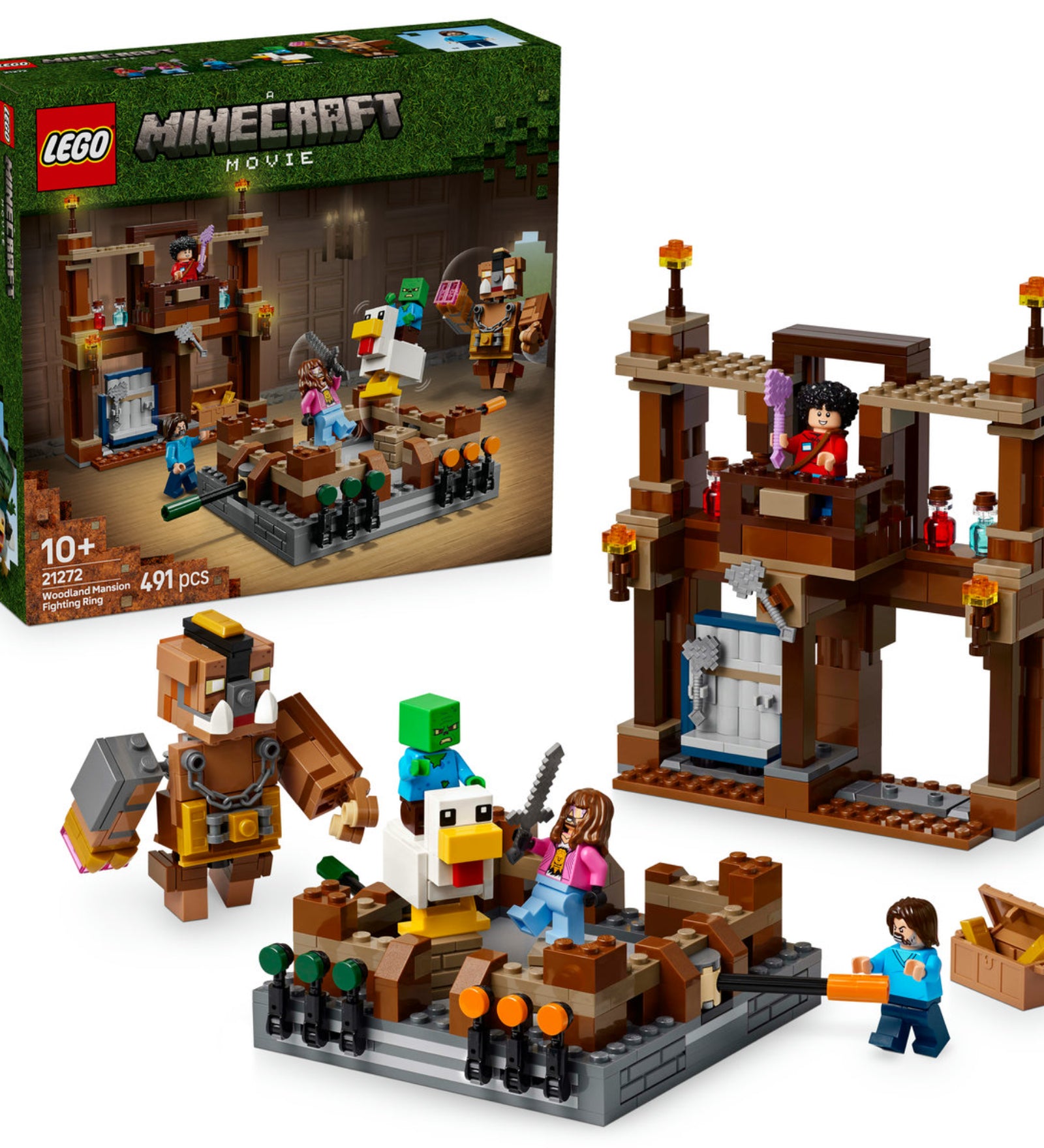 A LEGO Minecraft Erdőbirtok Harci Aréna (21272) doboza és az összeépített készlet, amely tartalmaz egy interaktív harci ringet, egy emelvényt, valamint Steve, Garrett, Henry, egy bébi zombi, egy csirke lovas és egy vaddisznó figuráját.
