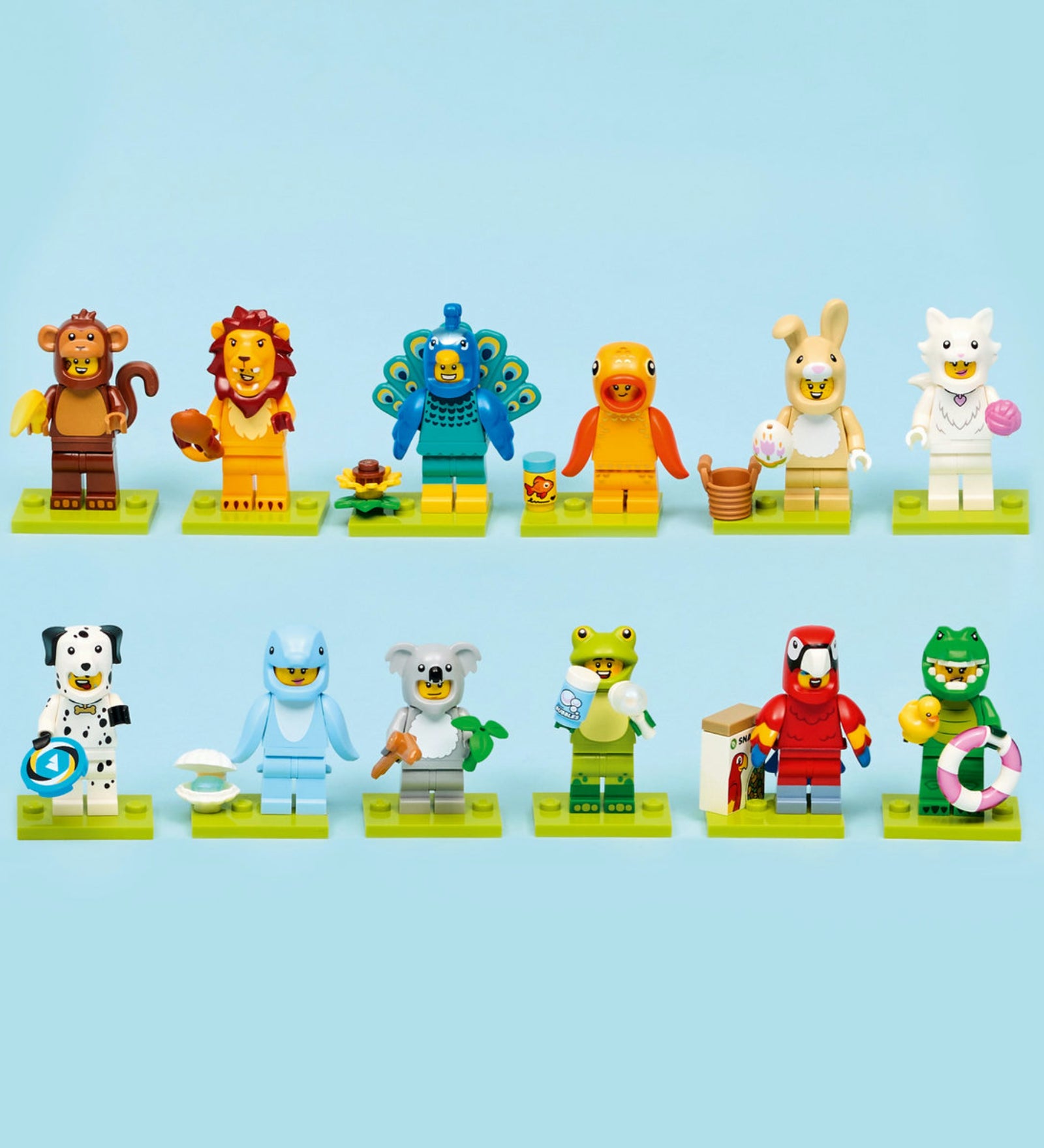 LEGO Minifigures Series 28 (71051) – a teljes sorozat 12 különböző minifigurája kiegészítőkkel, sorba rendezve.