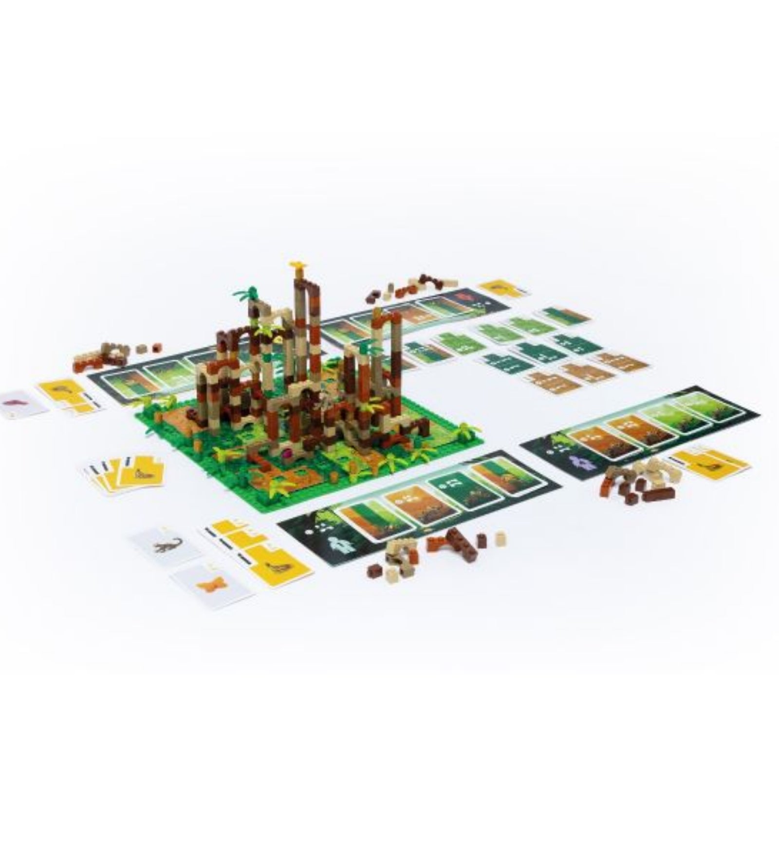 Részletes játékkép a LEGO Monkey Palace társasjátékról, középen egy magas LEGO toronyszerű szerkezet dzsungel stílusban, körülötte színes kártyák, lapkák és barna-sárga építőelemek.