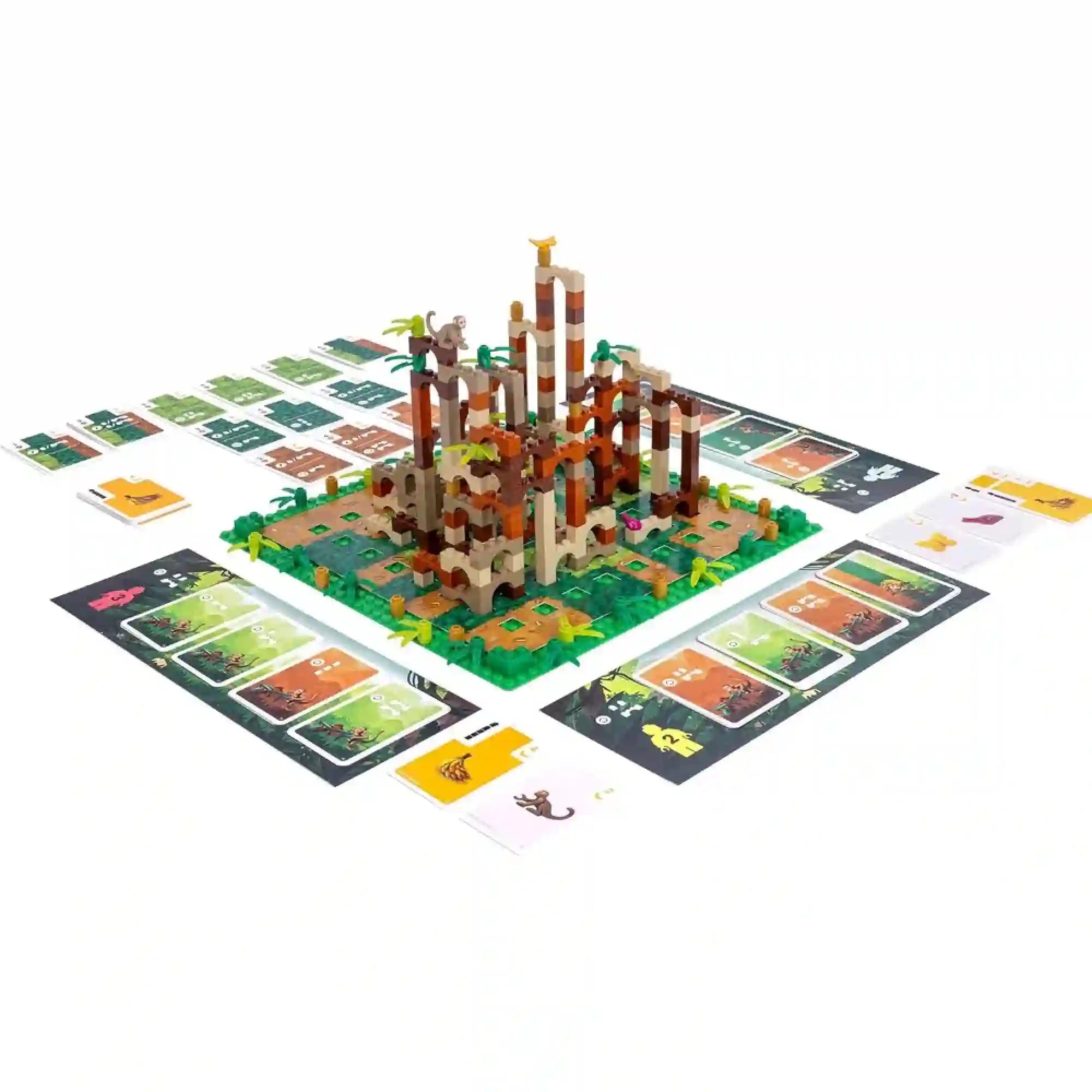 Monkey Palace magyar nyelvű társasjáték játék közben, felépített LEGO palotával, játékostáblákkal és kártyákkal.