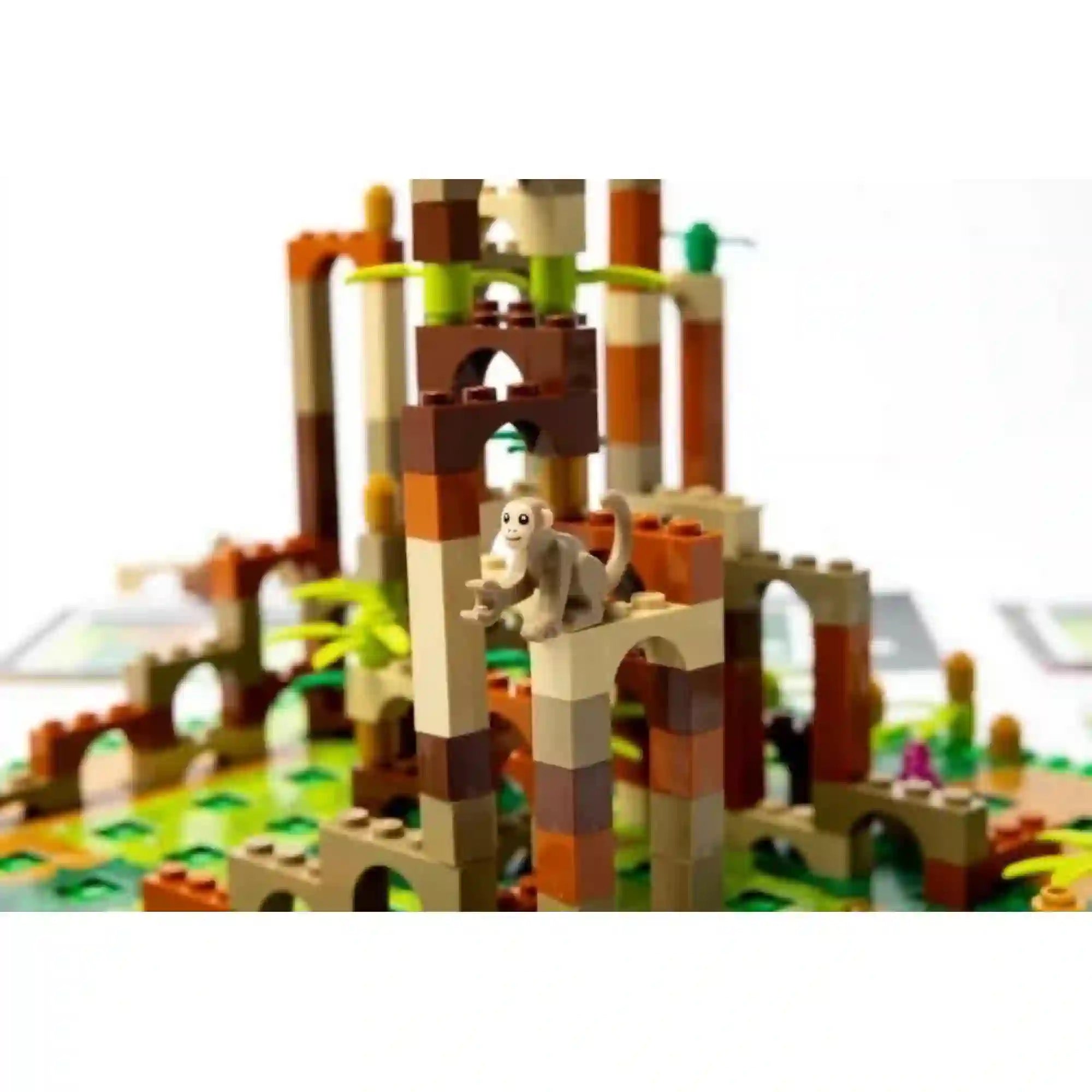 Monkey Palace magyar nyelvű társasjáték részletképe a LEGO elemekből épített palotáról és a rajta látható majomfiguráról.
